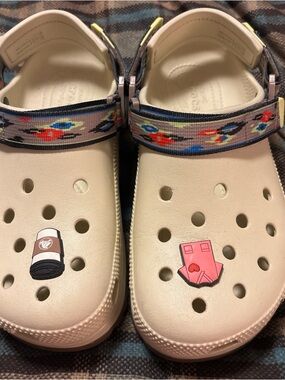 Women’s 7/Men’s 5 CROCS Cream Classic Clog w/ Patterned Strap Platform Tread